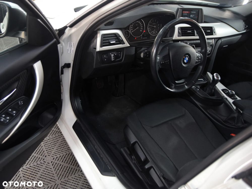 BMW Seria 3 318i - 16