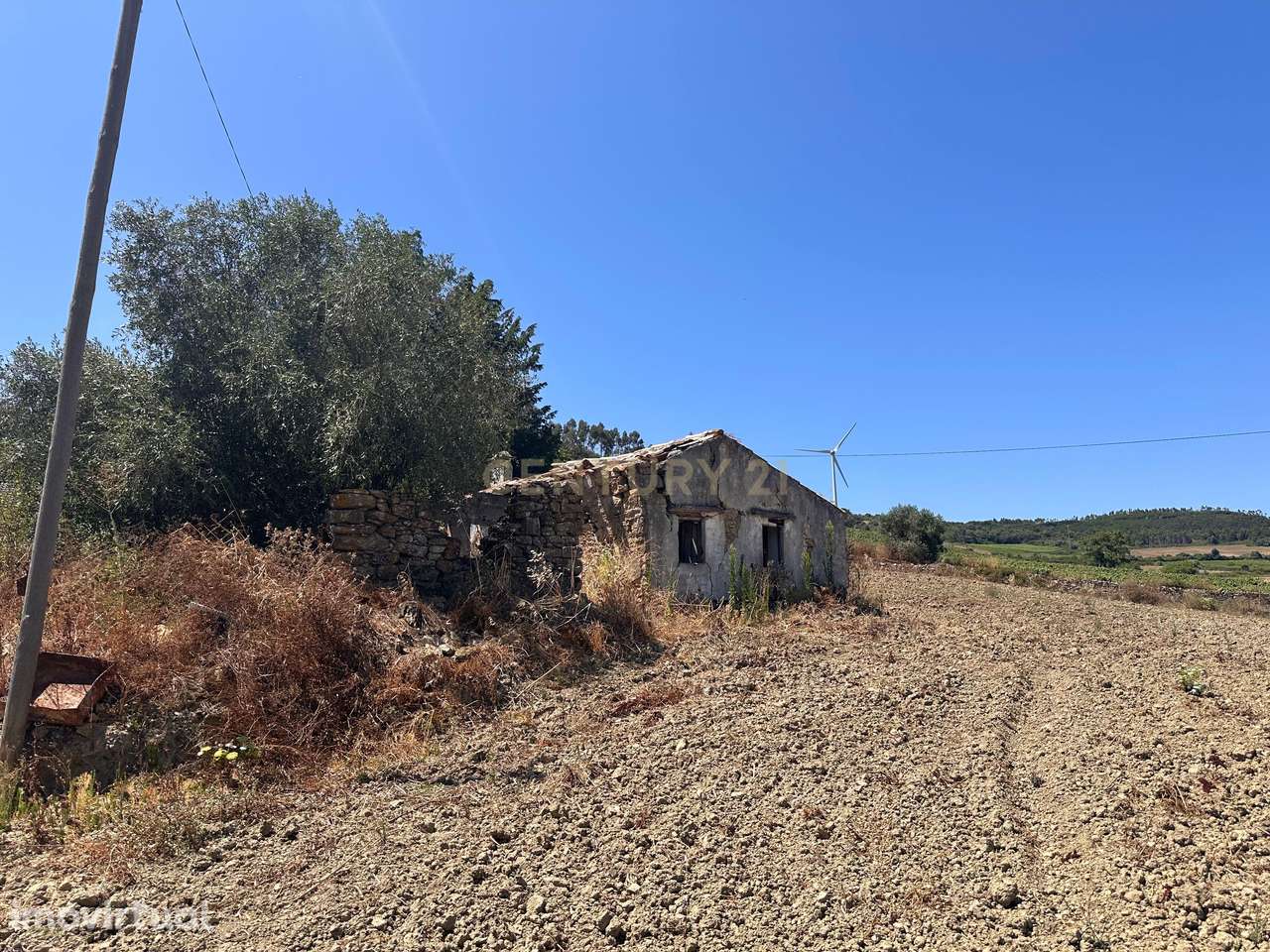 Quinta de 1,8 hectares com 3 edificios para recuperação, em Sobral de - Grande imagem: 3/23