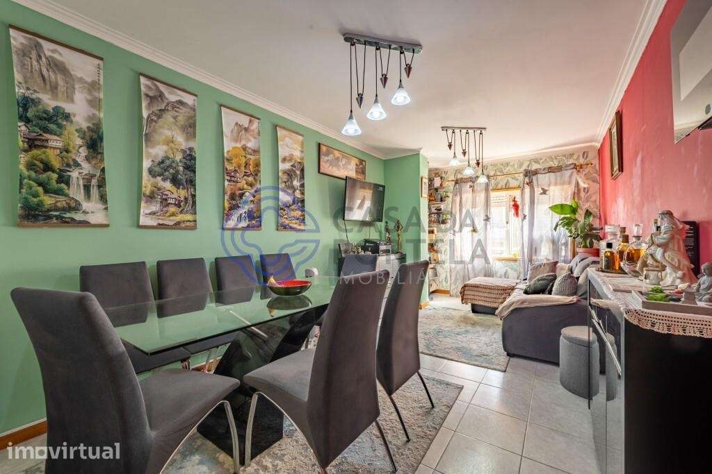 Apartamento junto ao metro Manuel Leão, prédio com elevador, lugar de