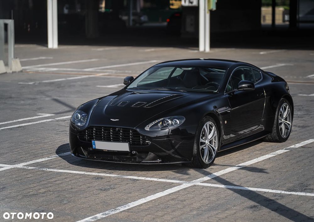 Aston Martin V12 Vantage Carbon Black - 13