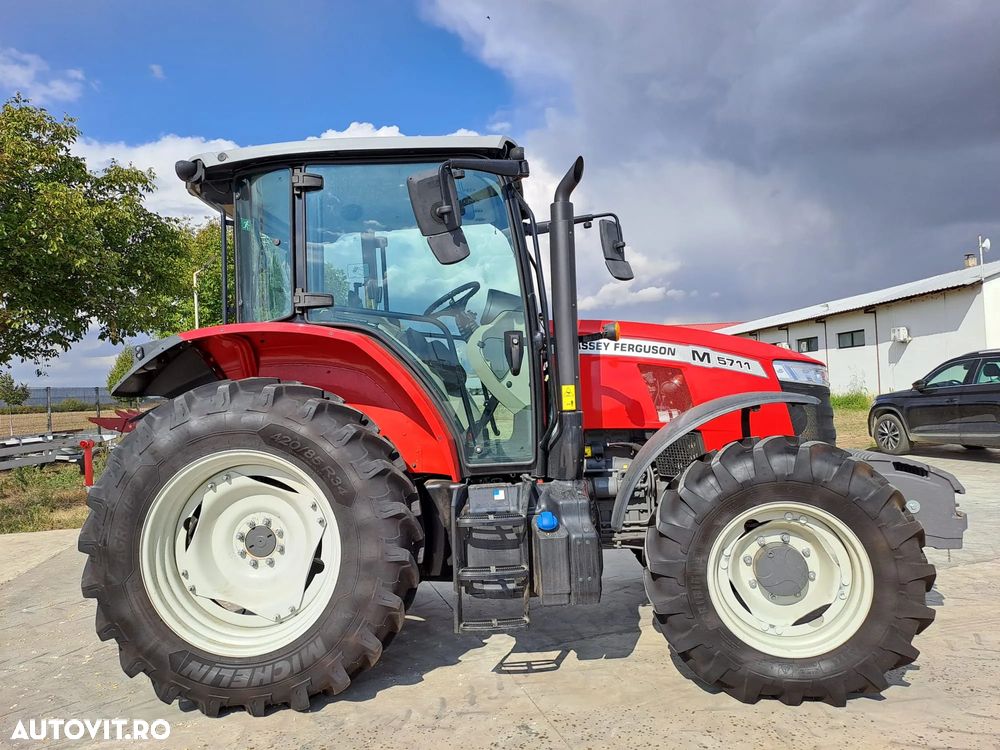 Massey Ferguson 5711M - 1