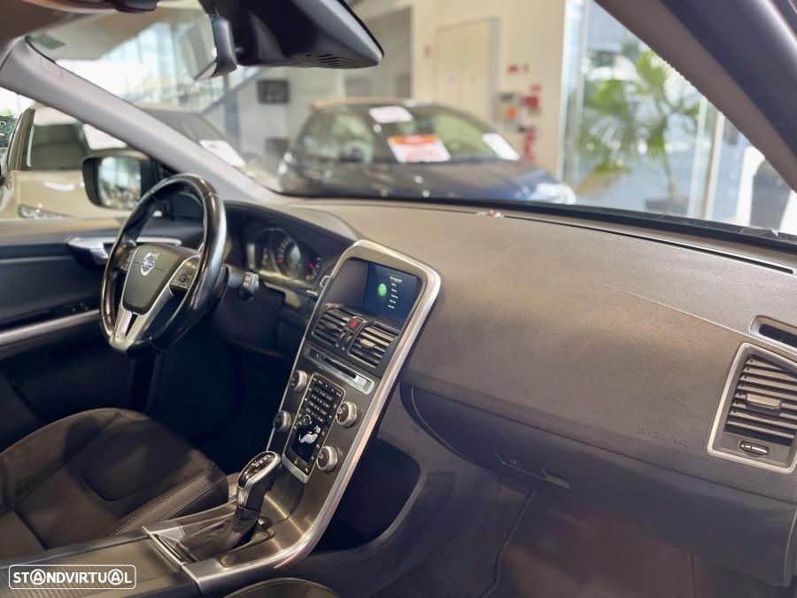 Volvo XC 60 2.0 D4 Momentum Geartronic - 27