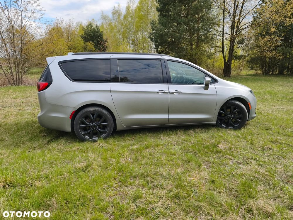 Chrysler Pacifica - 16
