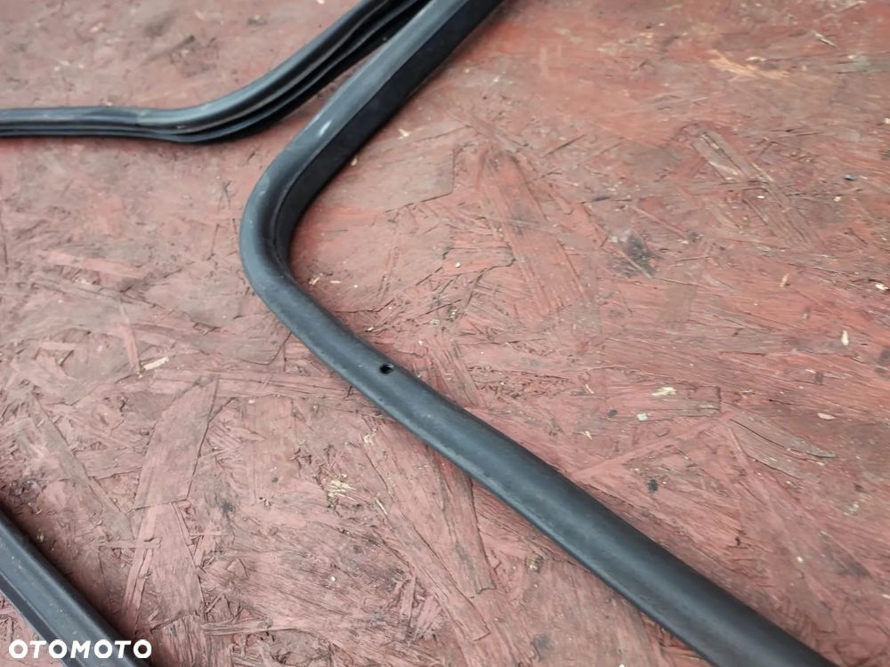 BMW E36 ORYGINALNA USZCZELKA LEWA / PRAWA DRZWI WERSJI CABRIO + USZCZELKA DACHU W DOBRYM STANIE. O NR: 8 176 273 / 8 176 274 / 8 135 273 OEM. BARDZO DOBRY STAN. - 7