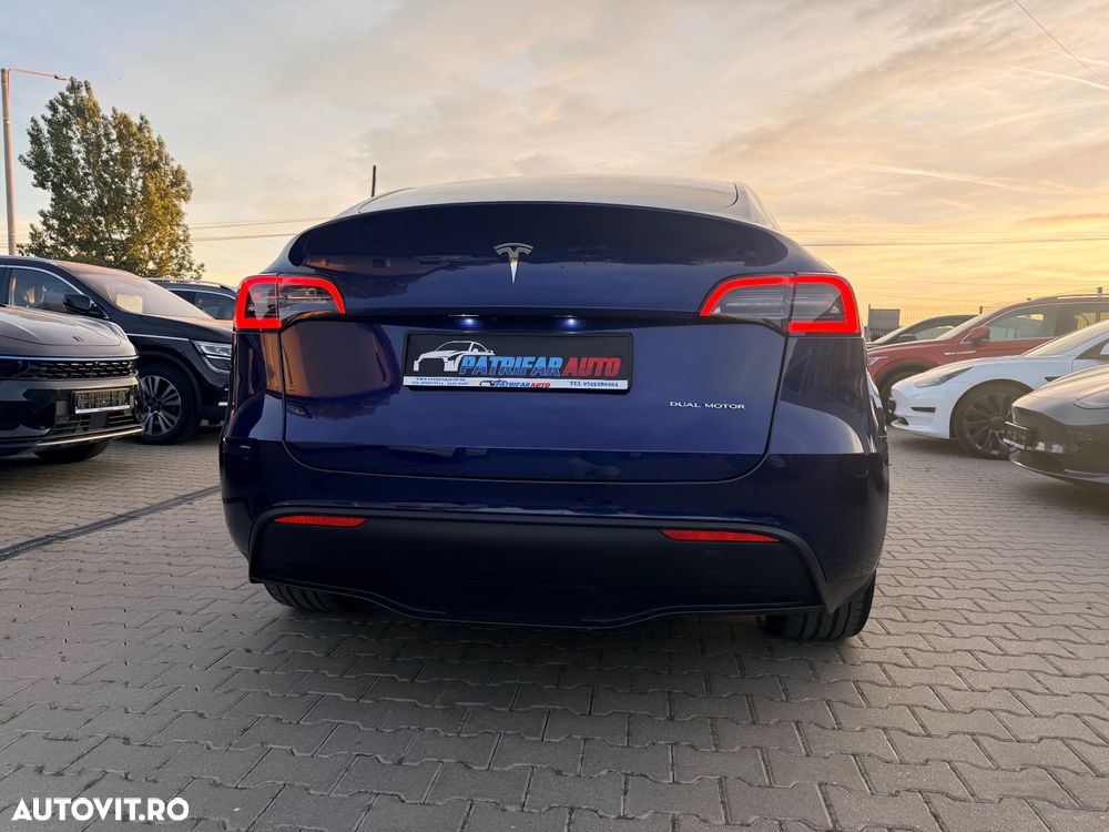Tesla Model Y - 8