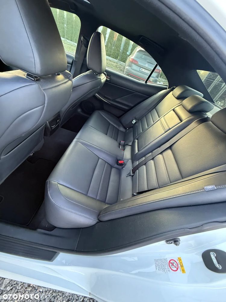 Lexus IS 200t / 300 F Sport - 37