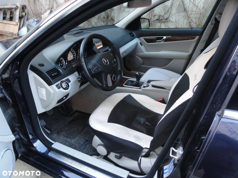 Mercedes-Benz Klasa C 180 CGI BlueEff Elegance - 10