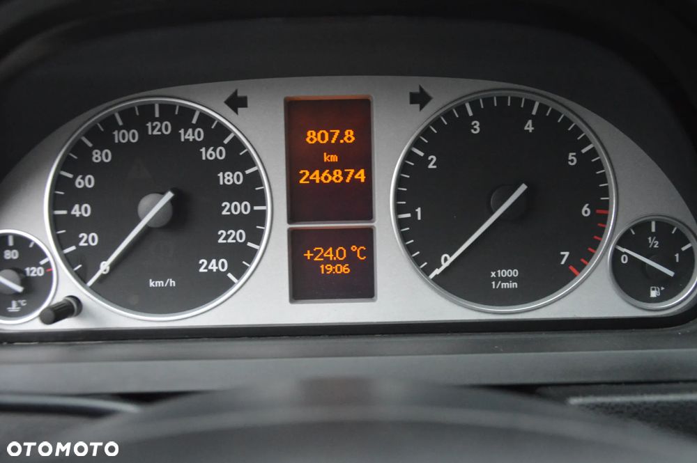 Mercedes-Benz Klasa B 180 BlueEFFICIENCY SPORT EDITION - 24