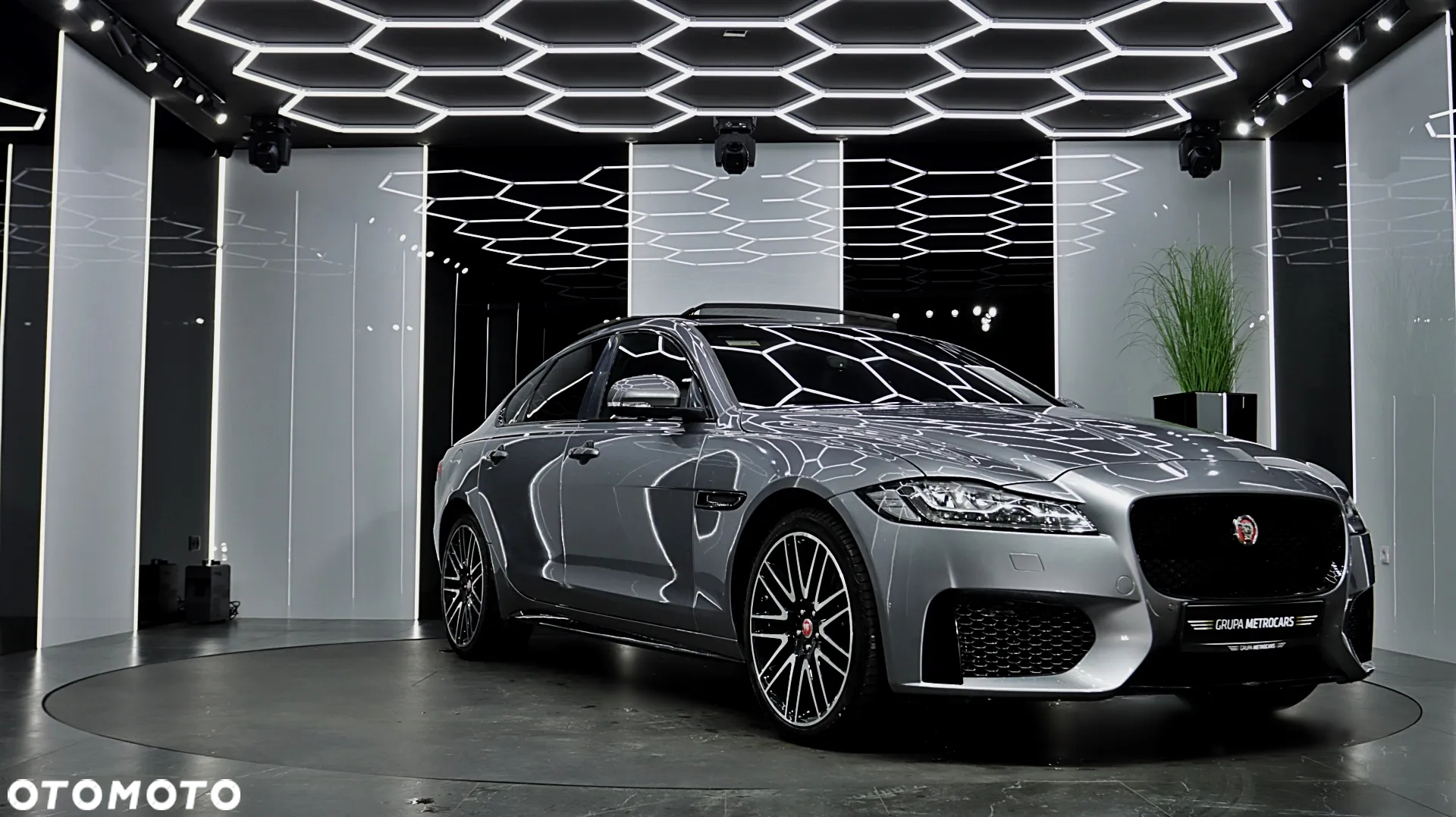 Jaguar XF 2.0 T AWD R-Sport - 13