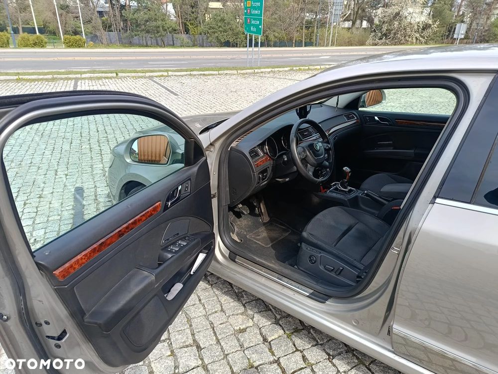 Skoda Superb 2.0 TDI 4x4 Elegance - 4