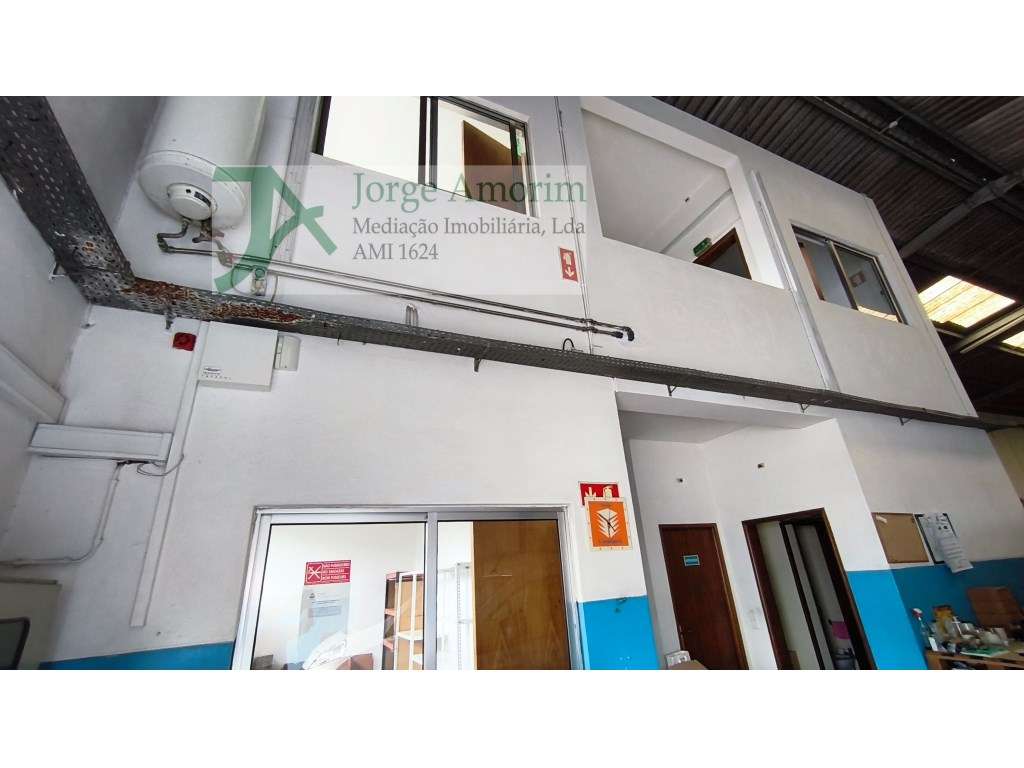 Armazém 550 m2. A 1 minuto da A29 - Z. I. de S. Caetano - Grande imagem: 2/5