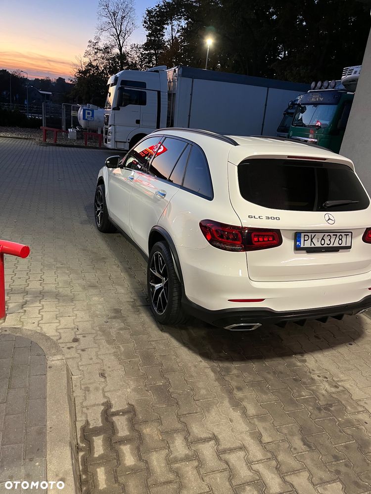 Mercedes-Benz GLC 300 4Matic 9G-TRONIC AMG Line - 2
