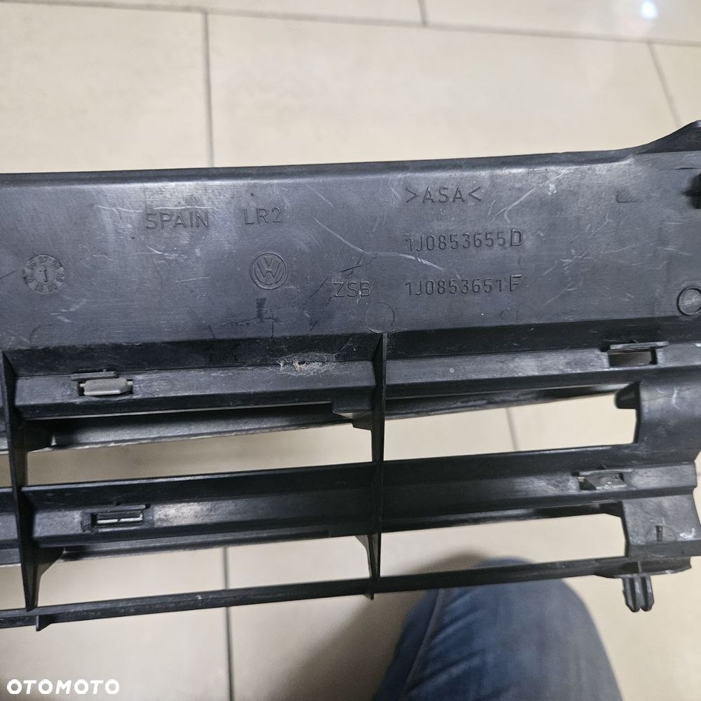Maskownica / Grill / Atrapa chłodnicy /  VW / Volkswagen Golf IV 4 / 1J0853655D - 3