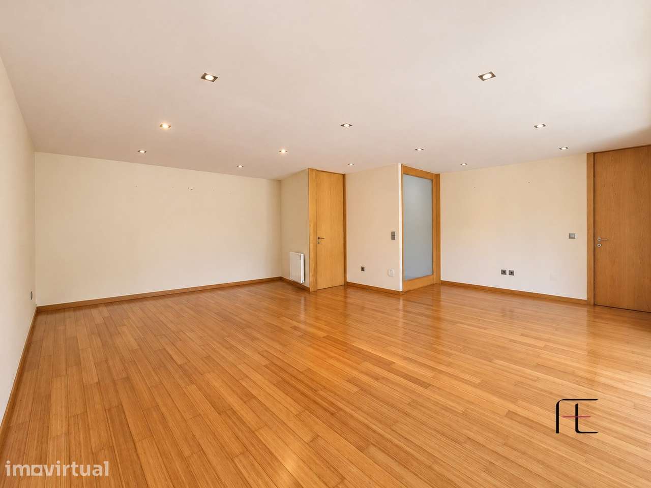 Apartamento T2 com 120 m² - Varanda e Garagem à Entrada de Espinho - Grande imagem: 2/23