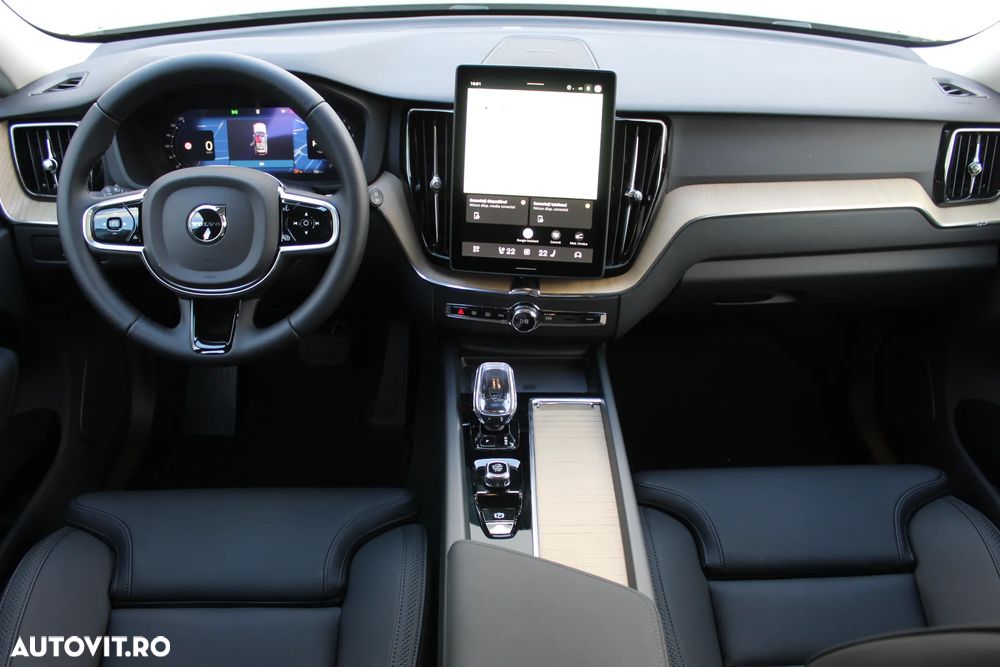 Volvo XC 60 B5 AT AWD MHEV Plus Dark - 32