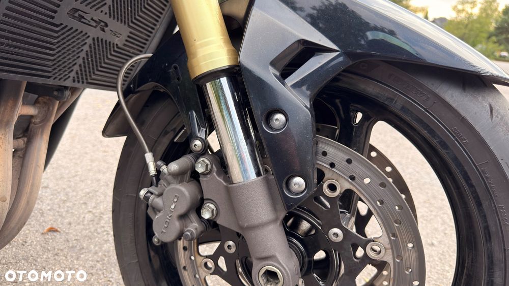 Suzuki GSR - 13