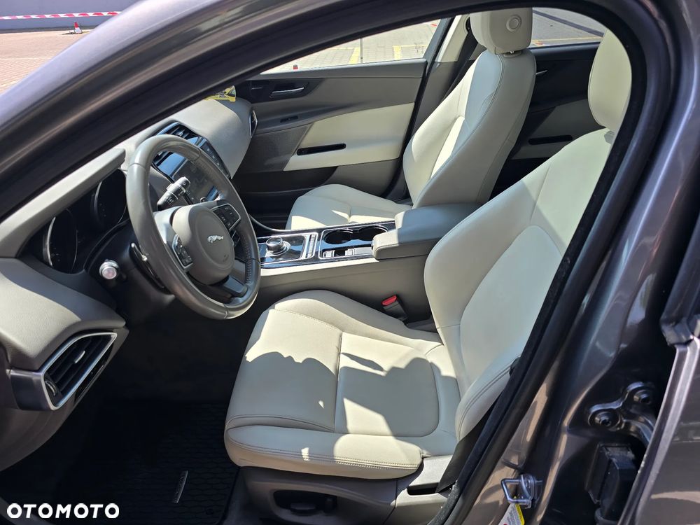 Jaguar XE S - 15