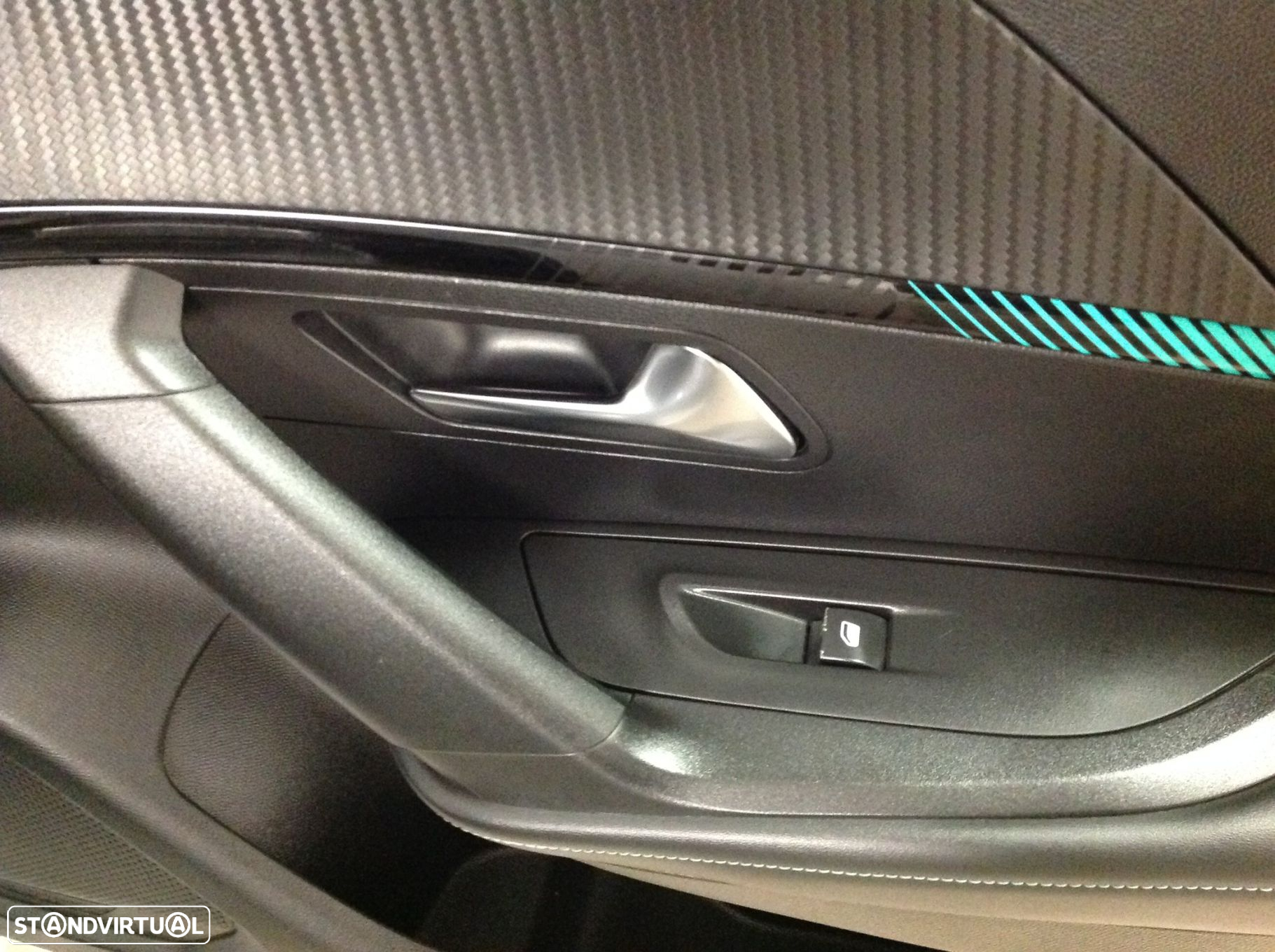 Peugeot 2008 1.2 PureTech Allure EAT8 - 43
