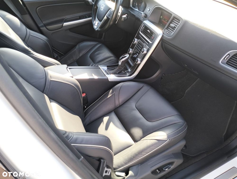 Volvo V60 T6 AWD Drive-E R-Design Momentum - 15