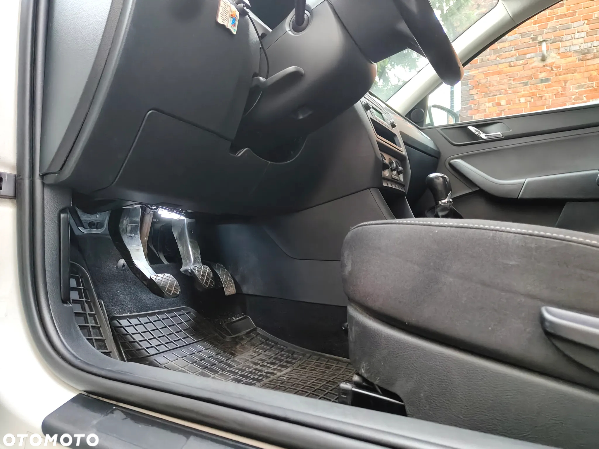 Skoda RAPID 1.2 Ambition Max - 16