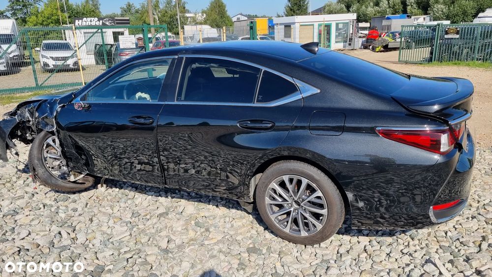 Lexus ES 300h Style Edition - 16