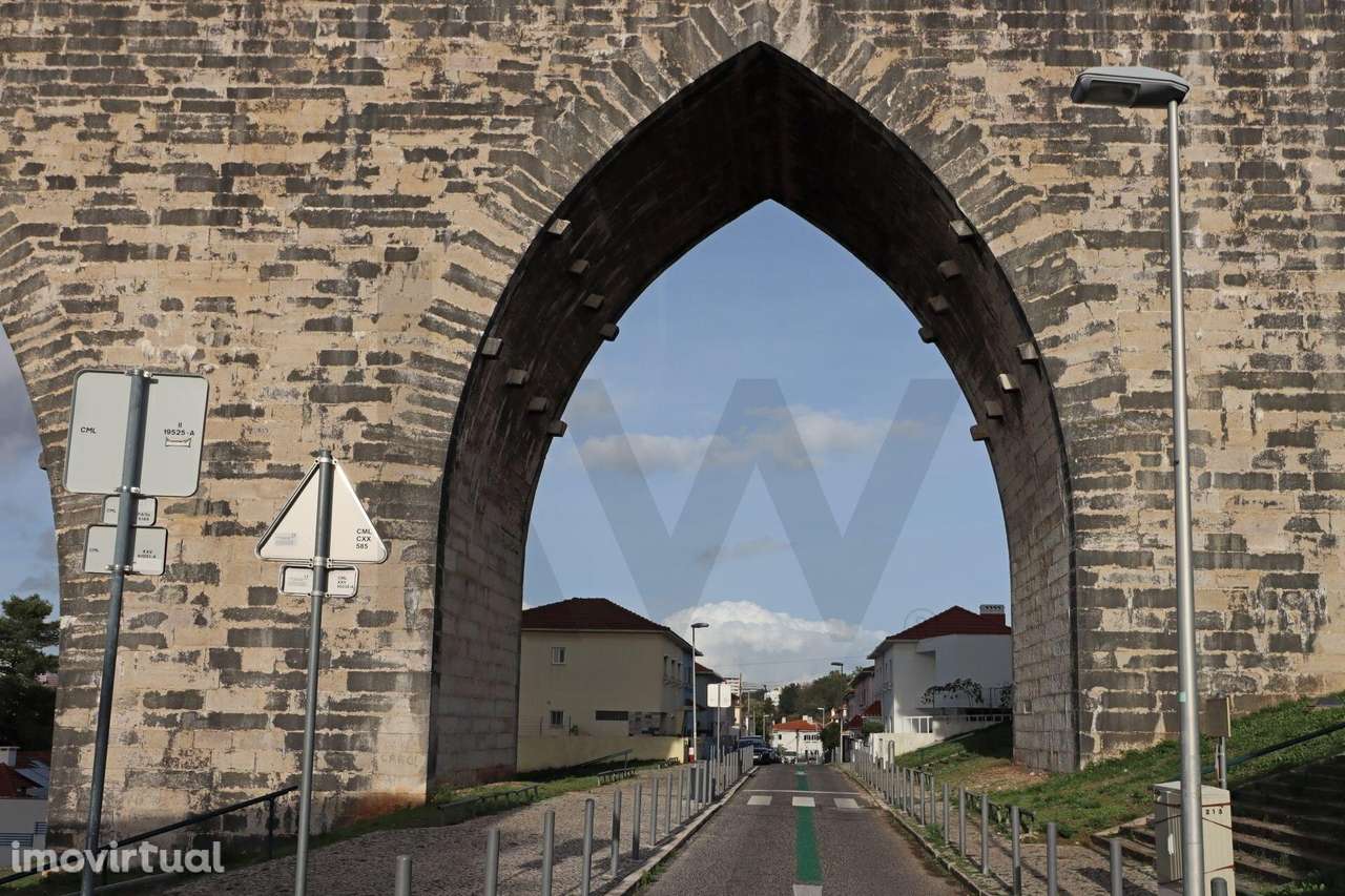 Moradia T3  Fora de Série em Campolide com vista do Aqueduto com anexo - Grande imagem: 4/60