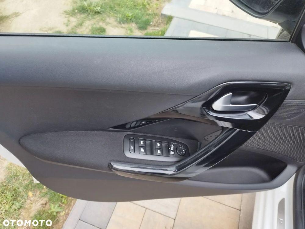 Peugeot 208 1.2 PureTech Style - 13