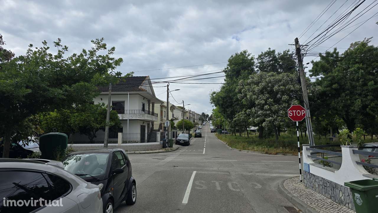 Terreno urbano com acesso pavimentado e vedação - Grande imagem: 5/10