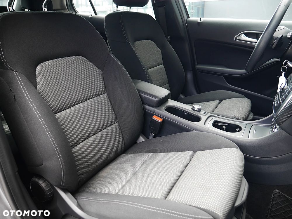 Mercedes-Benz GLA 180 7G-DCT - 29