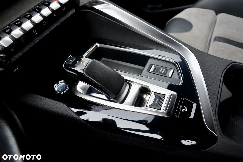 Peugeot 3008 1.6 PureTech HYbrid4 GT Line S&S EAT8 - 35