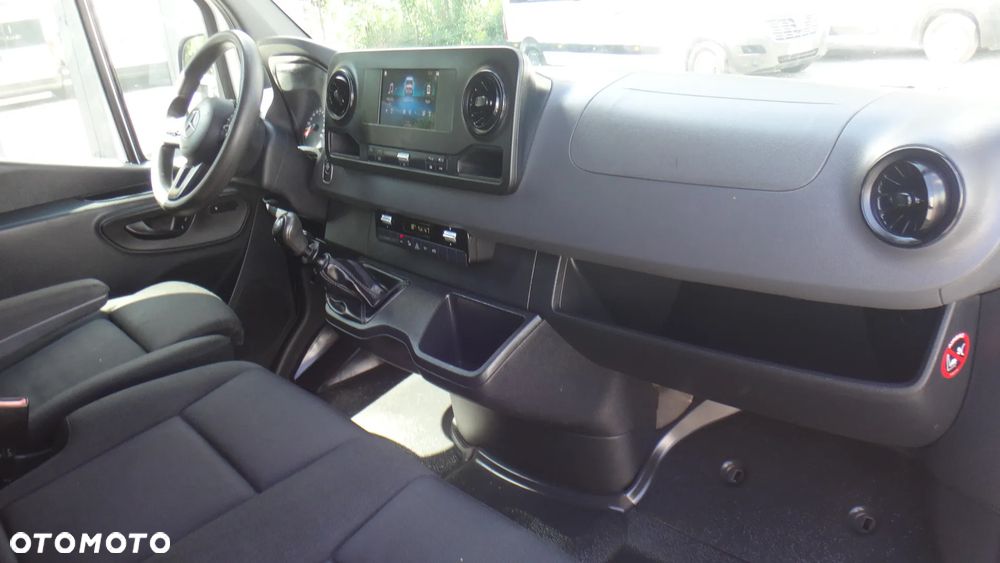 Mercedes-Benz Sprinter - 11