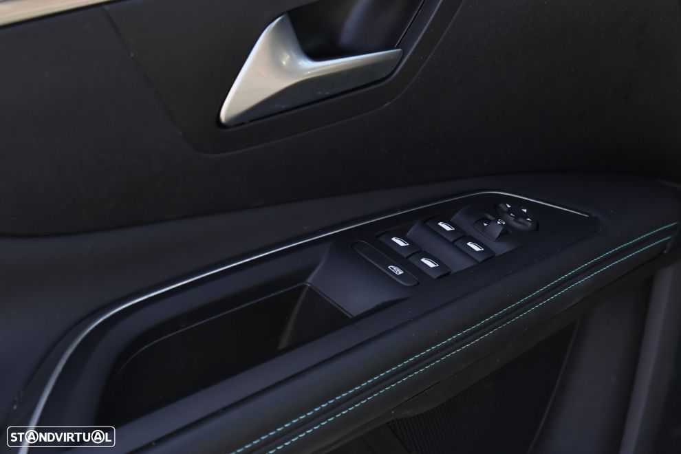 Peugeot 3008 1.6 Hybrid Allure Pack e-EAT8 - 17