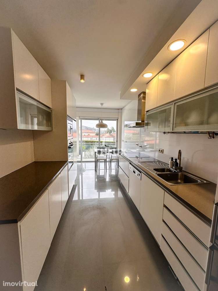 Moradia em Banda T4 com Acabamentos de Luxo em Vila Meã – Conforto, Es - Grande imagem: 3/25