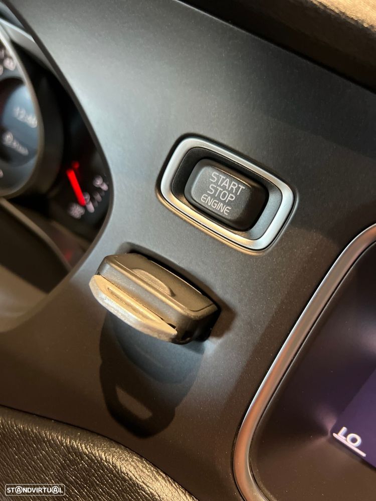 Volvo V40 Cross Country 2.0 D3 - 24