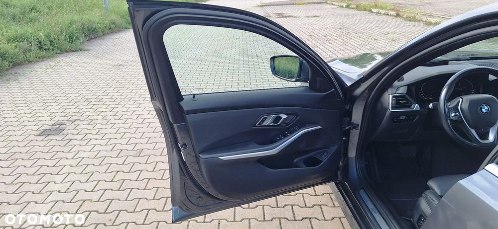 BMW Seria 3 330i xDrive Sport - 12