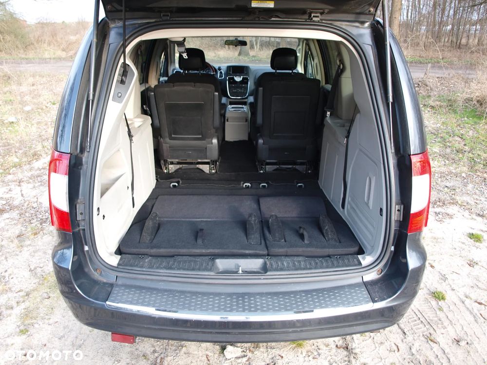 Chrysler Town & Country - 9
