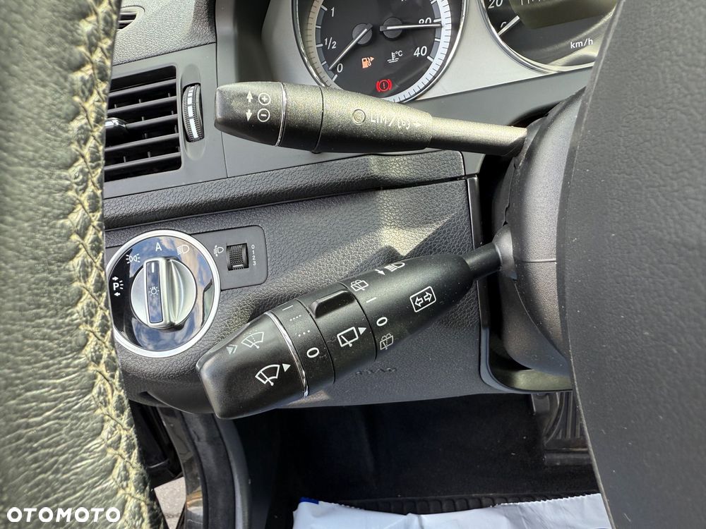 Mercedes-Benz Klasa C 180 CGI BlueEff Avantgarde - 32