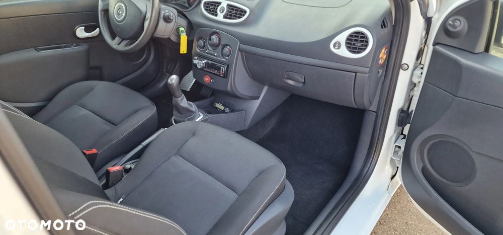 Renault Clio 1.2 16V 75 Expression - 10