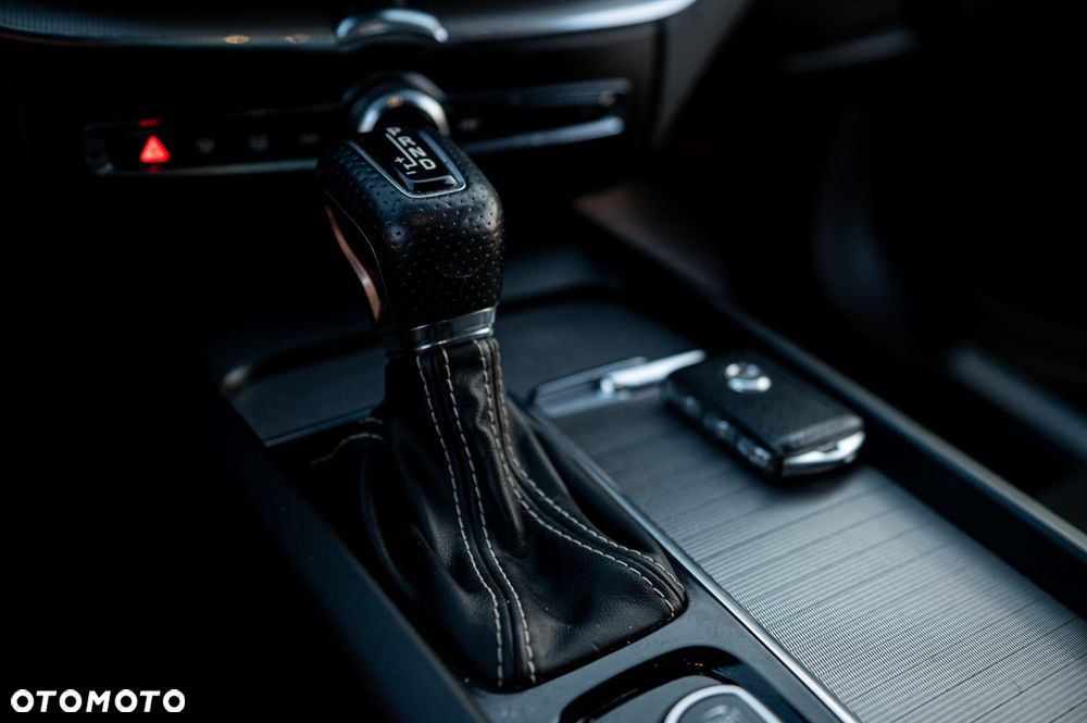 Volvo XC 60 D5 AWD Geartronic RDesign - 20