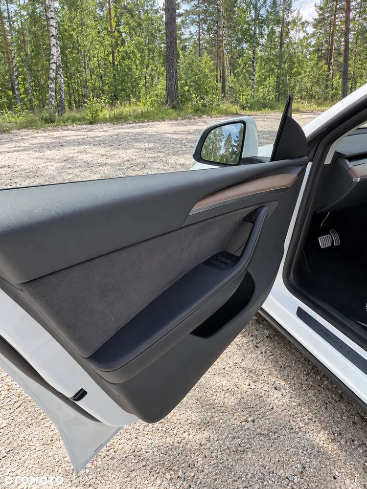 Tesla Model Y Performance AWD - 11
