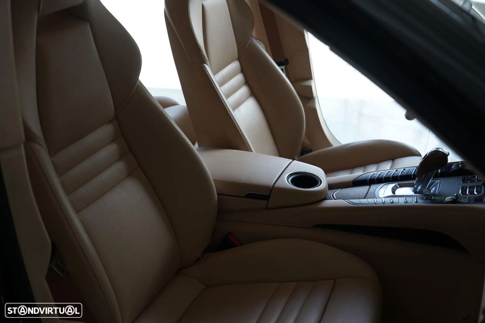 Porsche Panamera Turbo PDK - 21