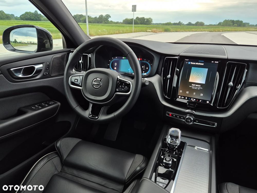 Volvo XC 60 B5 D AWD Ultimate Dark - 19