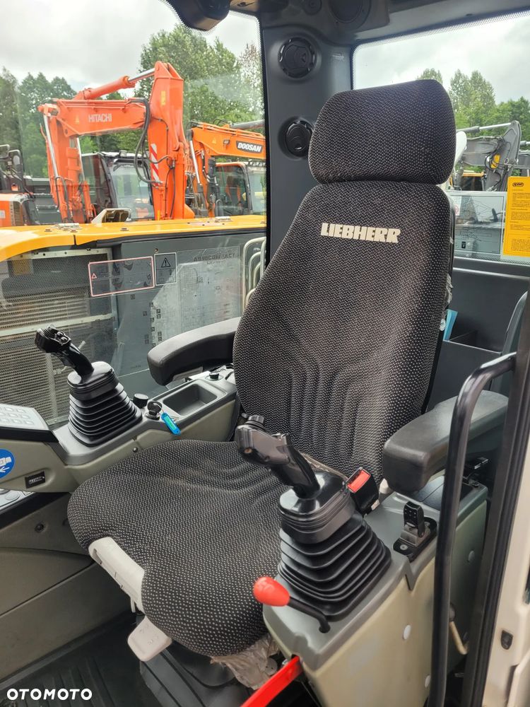 Liebherr A910 compact / 3 łyżki + widły / 2018rok / 2 x pług / - 23