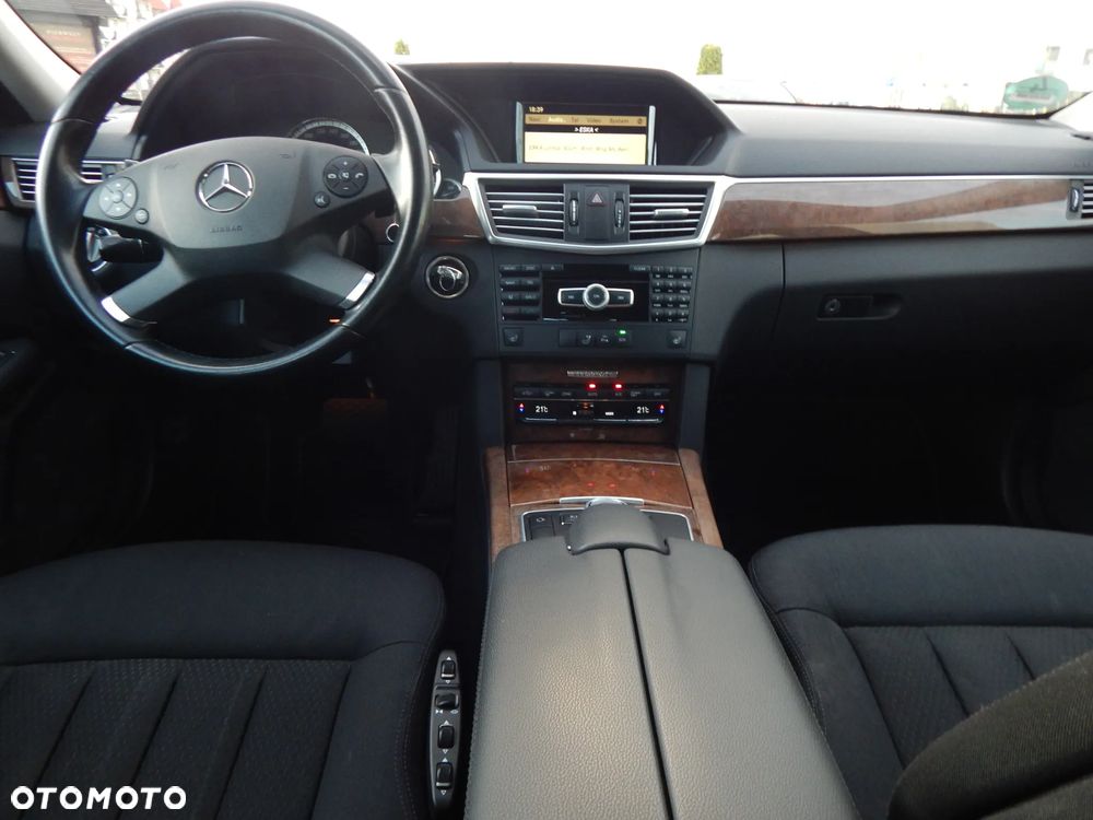 Mercedes-Benz Klasa E 250 BlueEFFICIENCY 7G-TRONIC Elegance - 9