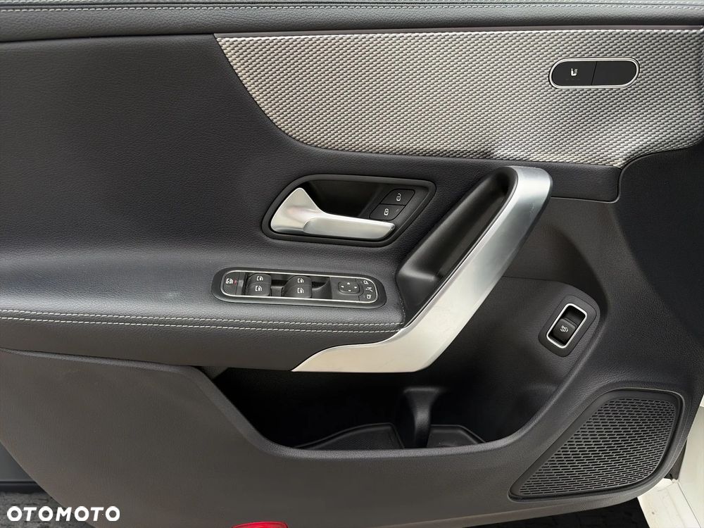Mercedes-Benz CLA 200 Progressive 7G-DCT - 12