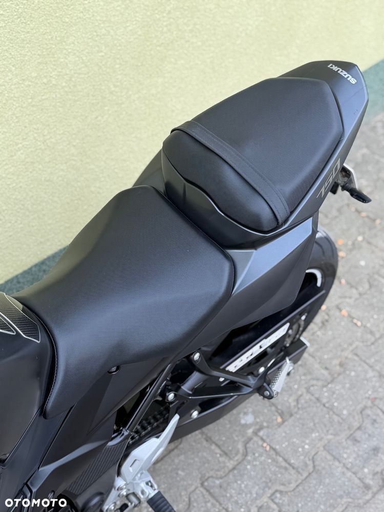 Suzuki GSR - 33