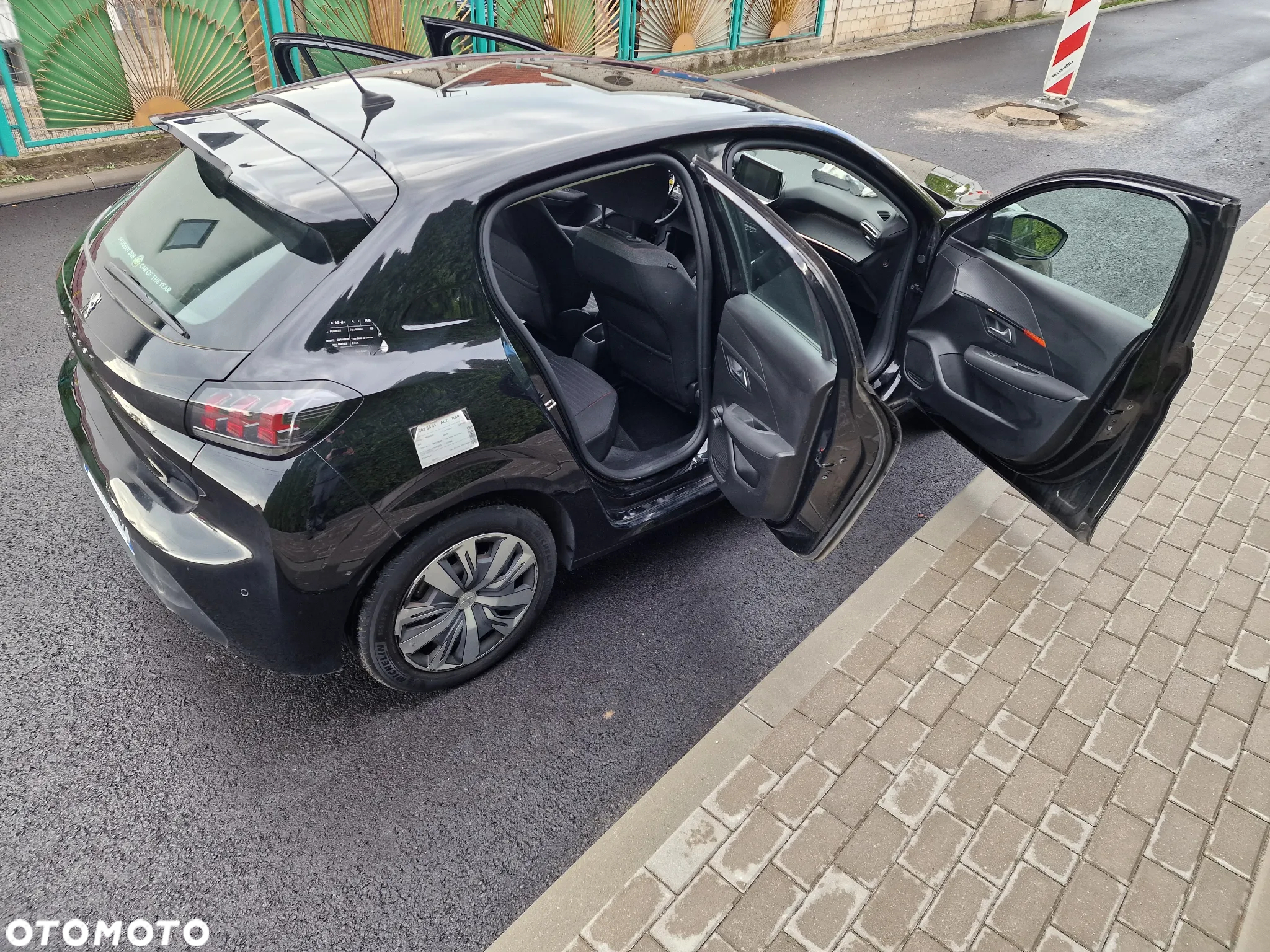 Peugeot 208 PureTech 100 EAT8 Active - 17