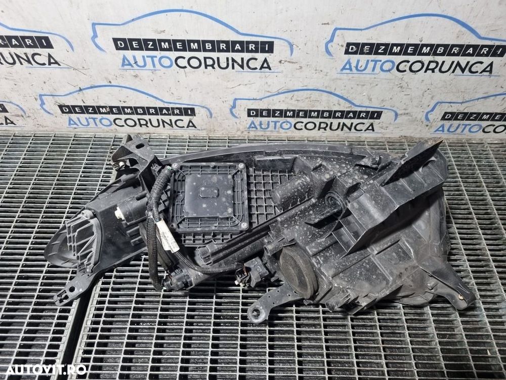 Far Dreapta Renault Kadjar 2015 - 2018 SUV 4 Usi (1310) Cu lupă - 3