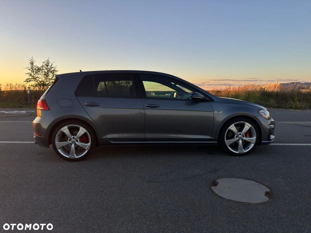 Volkswagen Golf - 6