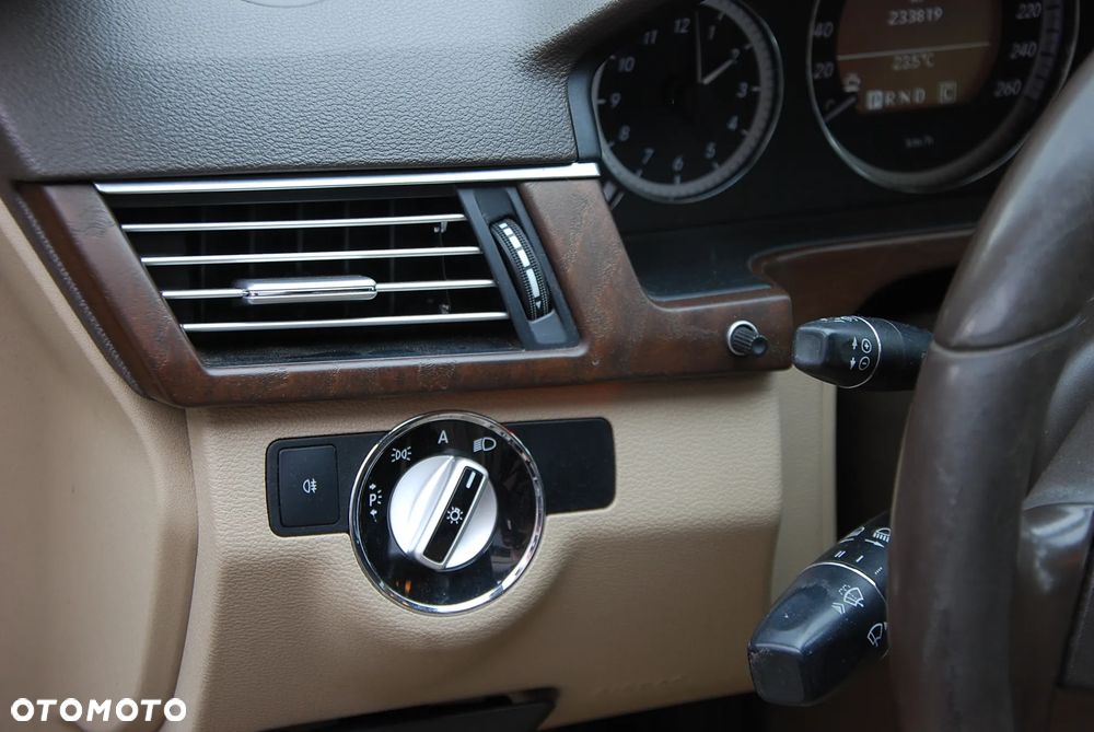 Mercedes-Benz Klasa E ver-200-cgi-blueefficiency-elegance - 34